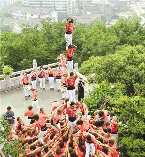 西班牙的190名演员在杭州城隍阁表演叠人塔