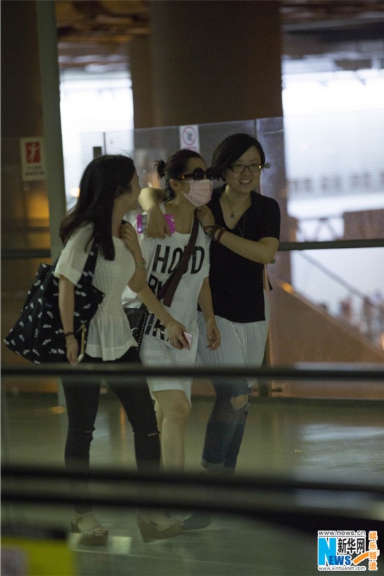 许晴懒理花少风波 现身机场与<em>女生搭肩</em>笑弯腰
