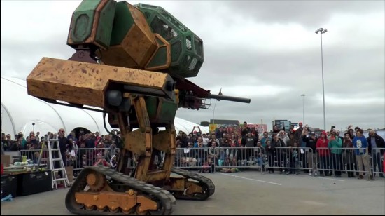 (组图)美国机器人挑战日本机甲 重达6吨两人驾