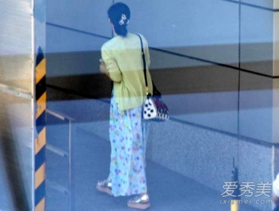 范冰冰穿平底鞋赶飞机 小腹隆起被疑怀孕