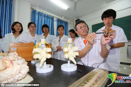 骆降喜:带癌教书30年的传奇老师