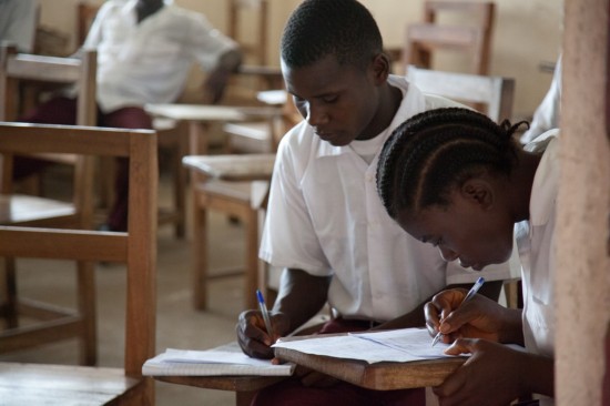 河南新乡一中学将期末考场搬到树林中