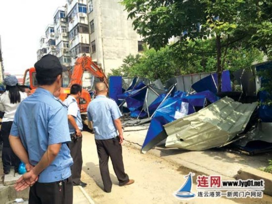 连云港海州区城管拆除海宁小区187间违建车棚