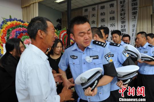 淮安36岁交警李春潮车祸瞬间推开同事被撞牺