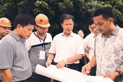 敢于担当铸就"铁的肩膀"——记福建省南靖县委书记张琳光