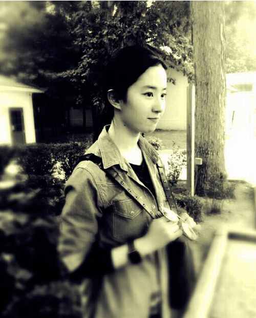 刘亦菲晒照刘烨回<em>你妹</em> 刘烨行为频出格惹争议