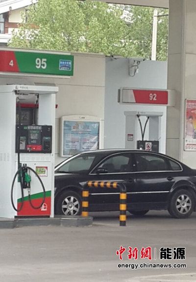国内油价周二再迎调价窗口 汽油每升或下调0.