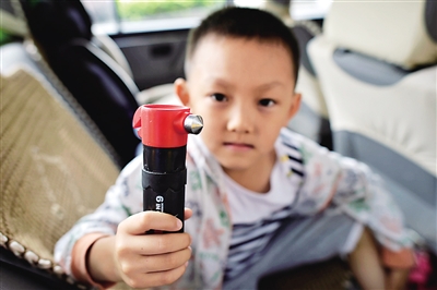 按喇叭、打双闪、找解锁键… 孩子被困车内如