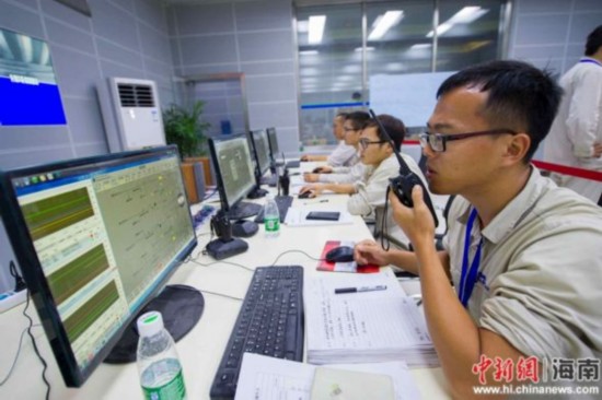 图为7月5日晚,海南国电西南部电厂主控室的技术人员们连夜调试设备。