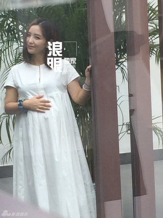 2015年7月,何洁生下一个宝宝,仅仅10个月后就再次怀孕,这是要疯狂当