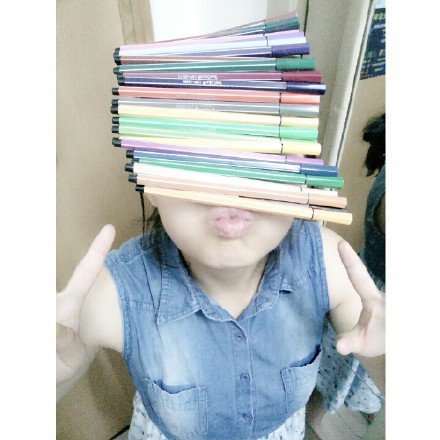 王源举办嘟嘴夹笔比赛 网友疯狂大比拼 醉了