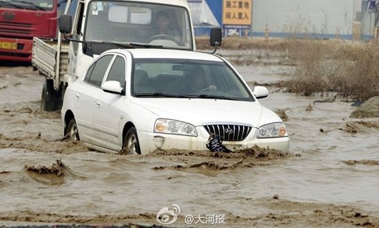 水中开车为何车牌易脱落? 原因竟是少装两颗螺