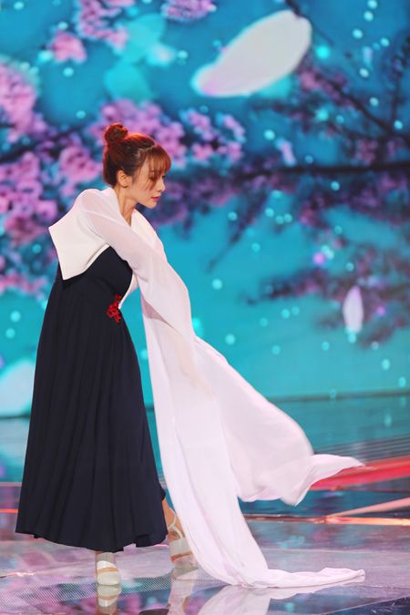 柳岩水袖扇舞唯美 向韩国观众传播中华文化