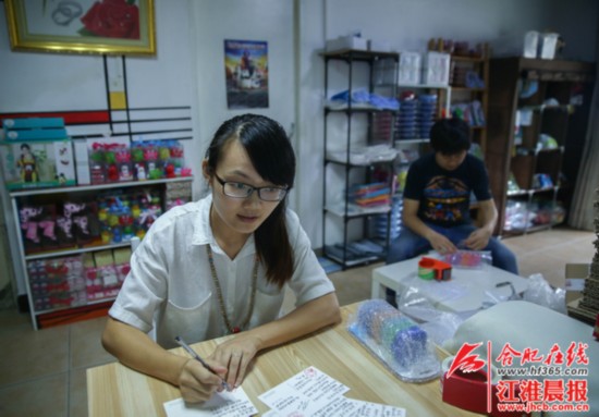 夫妻俩开母婴网店月入过万 手写明信片成亮点