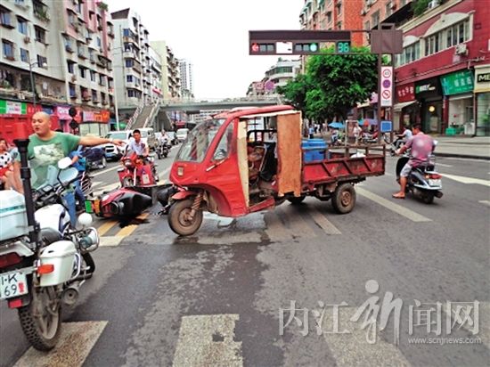 内江一三轮摩托逆行撞翻两轮摩托(图)