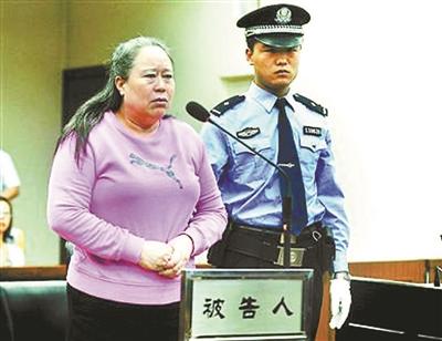 原铁道部窝案最后一女眷受审 女被告均涉金钱