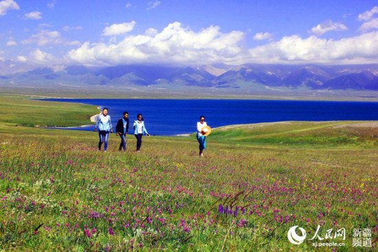新疆赛里木湖进入最美季节 避暑旅游旺季到来