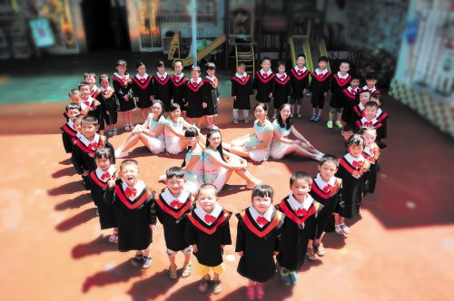 幼儿园毕业典礼:走红地毯穿学士服发毕业证