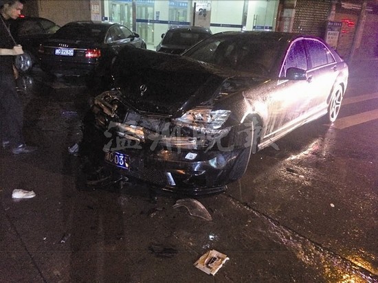 两已婚男为争一美女驾奔驰宝马互撞四个回合(