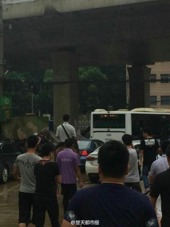 武汉一男子骑马上班引围观 称因道路太堵天天