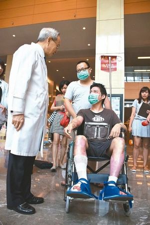 台灣粉塵爆炸案：首位重症傷者出院為其他人打氣