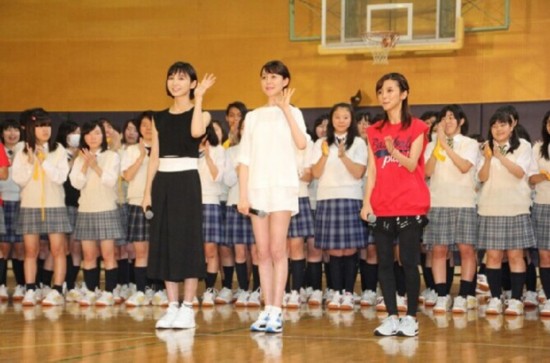 筱田麻里子宣传电影 与女高中生玩捉鬼游戏