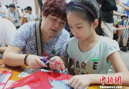 重庆大妈防空洞内教市民制作布贴画(图)