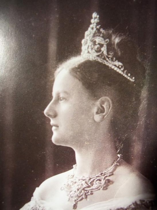 盘点欧洲女王们的美丽人生:菲利普亲王放弃继