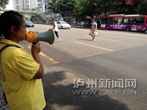 访泸州文明劝导员 嘴上功夫难劝退横穿马路者