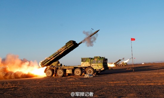 远程火箭炮实射击图片_中国300毫米远程火箭炮实弹射击命中率达93