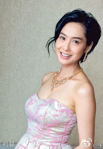 中新网7月10日电 据香港"明报"消息,43岁辣妈朱茵与黄贯中结婚生