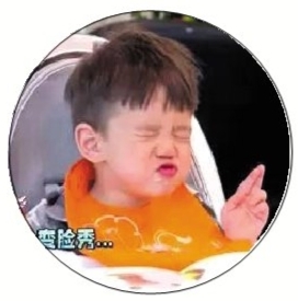 杜江懷中的嗯哼時而呆萌，時而瞬間上演“變臉秀”。