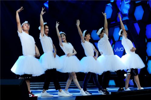 《快乐大本营》今晚播出18周年庆:苏有朋吴奇