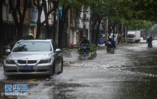 灿鸿登陆浙江舟山 暴雨引发城市积水