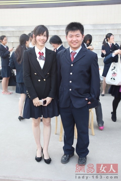 谁是你的校花真儿子章泽天清纯PK白富美--山见80几女神岁100岁多视频图片