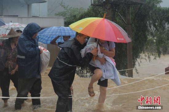 台风灿鸿登陆浙江 游人冒雨赏杭州西湖