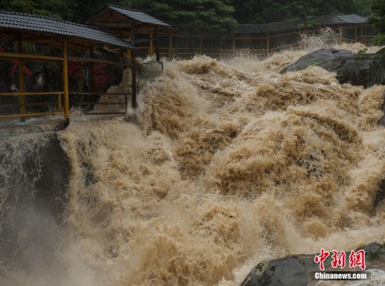 台风灿鸿登陆浙江 天目山大峡谷山洪爆发(图