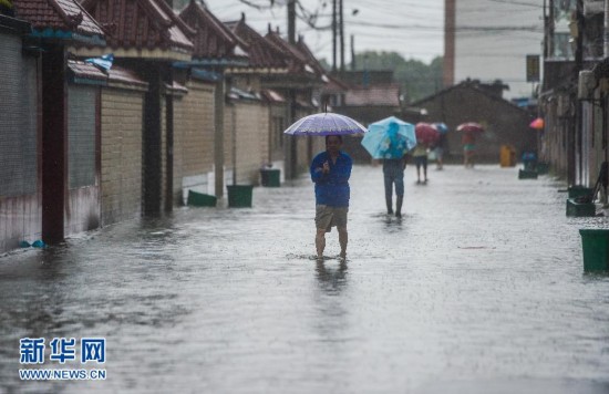 灿鸿登陆浙江舟山 暴雨引发城市积水