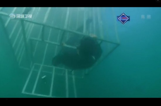 《极速前进》"水下逃脱"游戏惊险 吴昕心疼韩庚落泪