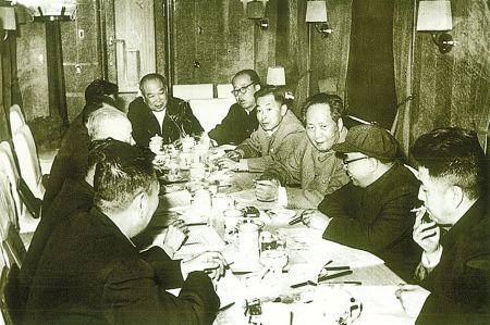 1960年3月15日,在杭州开往宁波的专列上,毛泽东主持召开华东区各省