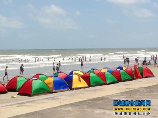 防城港金滩景区吸引众多游客前来游玩