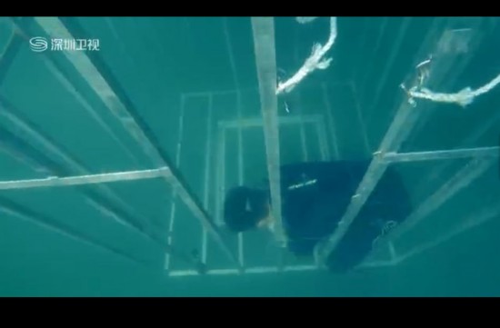 《极速前进》"水下逃脱"游戏惊险 吴昕心疼韩庚落泪