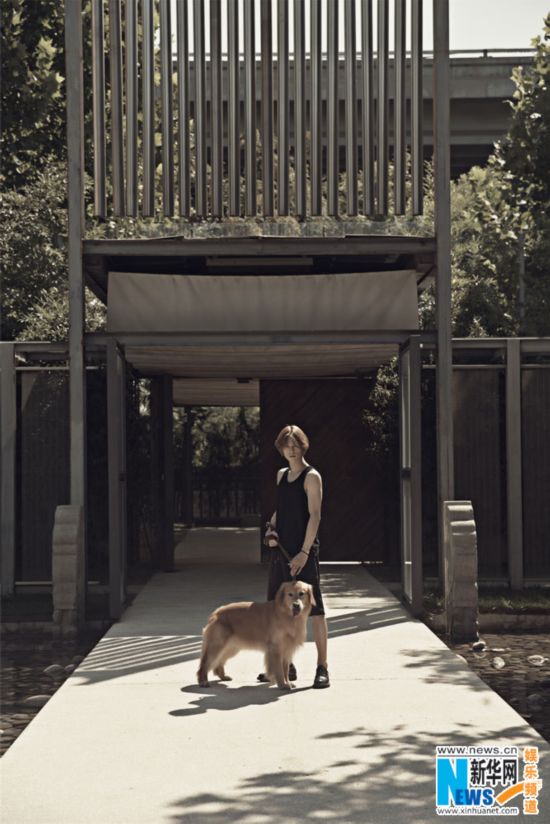 任言恺李贤宰萌宠大片 再现牛头梗与小金毛