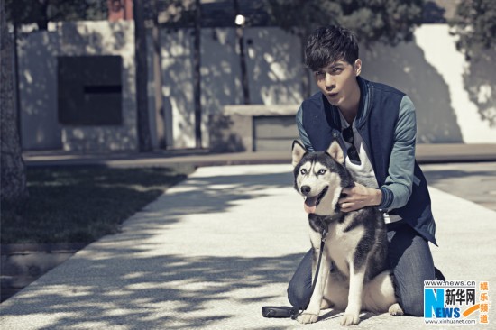 任言恺李贤宰萌宠大片 再现牛头梗与小金毛