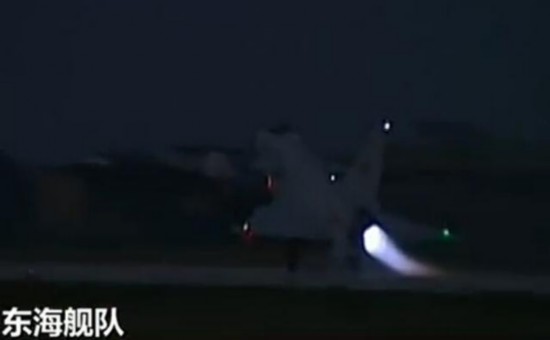 歼十战机吸入蝙蝠喷火星 高空上演生死时速