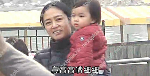 刘德华在家教女儿绑鞋带 幼儿园每年学费约4万