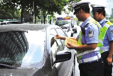 郑东新区CBD治理乱停车 一天贴单608张 拖走