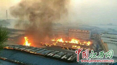 赣州南康一家具厂发生火灾 出动11辆消防车大