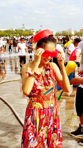 佟丽娅穿泰国服饰美照曝光 玩泼水被扣红盆(图