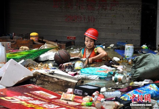 贵州松桃暴雨致8.5万人受灾 消防员水中灭火